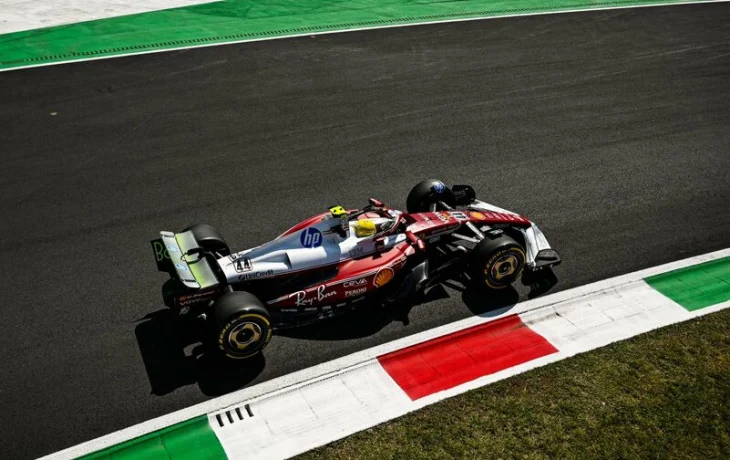 Гонщики Ferrari задают темп в первой тренировке Формулы 1 в Монце