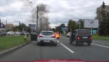  &laquo;Едва успели потушить&raquo;: мотоциклист опрокинулся и загорелся в Петербурге
