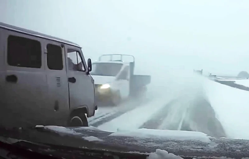  «Вскрыло как консервную банку»: три автомобиля жёстко столкнулись на уральской трассе