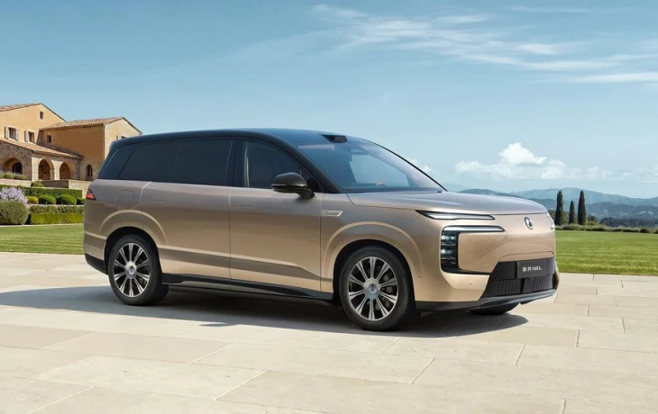 Кроссовер Denza N8L от BYD получил новую начинку и подешевел