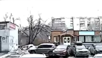  &laquo;Что-то пошло не так&raquo;: камера запечатлела момент ДТП во дворе в Новокузнецке