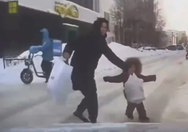  Легковой автомобиль сбил женщину с ребёнком на улице Мельникова в Екатеринбурге