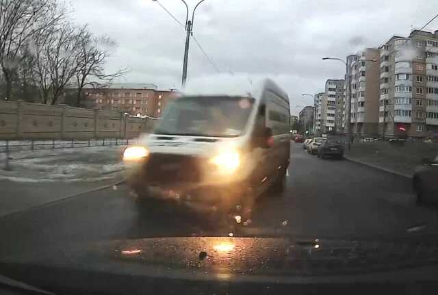  Момент ДТП в Красном Селе: фургон объезжал препятствие на своей полосе