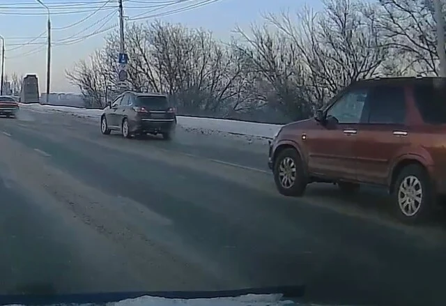  Момент ДТП на Октябрьском мосту в Красноярске: водитель подрезал другую машину и скрылся