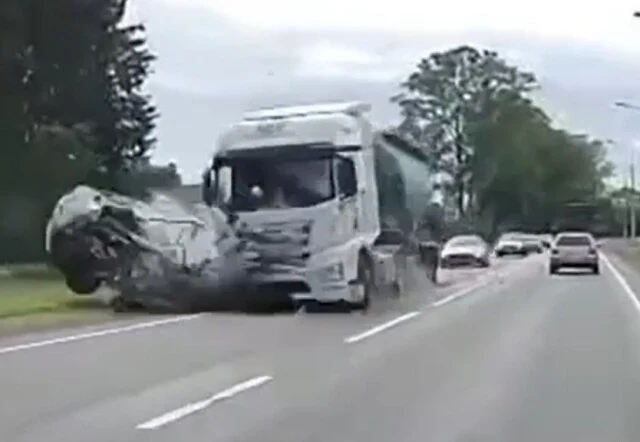  Кроссовер врезался в фуру на трассе «Нарва»: погибли женщина и ребенок