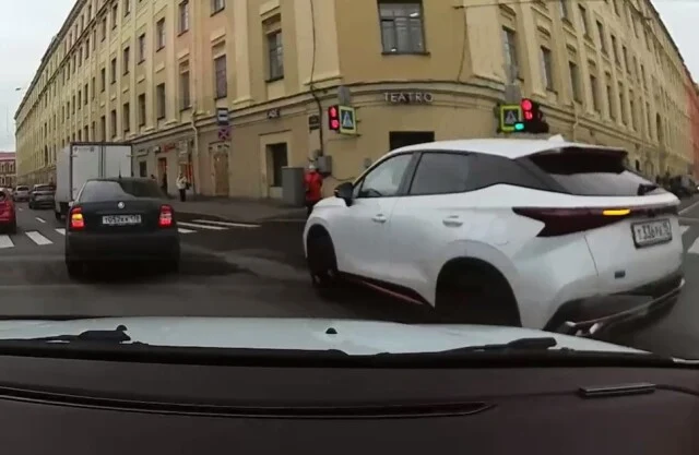  «Ну что, доездилась?»: в Петербурге девушка на «китайце» попала в ДТП