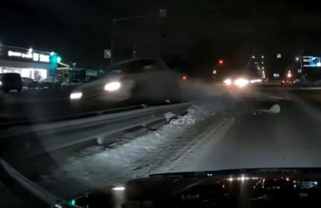  В Новосибирске автомобиль снес дорожный знак и налетел на разделительный отбойник