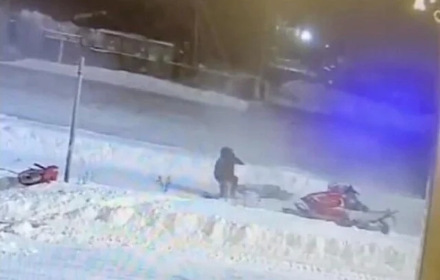  Едва не погубил свою пассажирку: пьяный водитель снегохода перевернулся под Архангельском