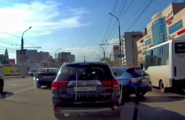  &laquo;Дерзости не оценил&raquo;: Subaru и Mitsubishi не поделили полосу в Омске