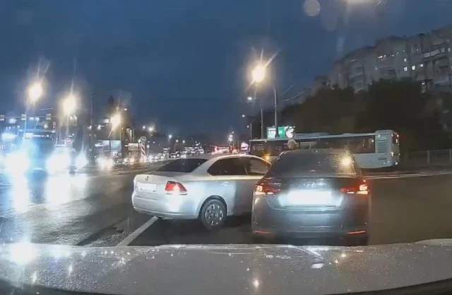  Поворот направо не удался: два авто столкнулись на перекрестке в Петербурге