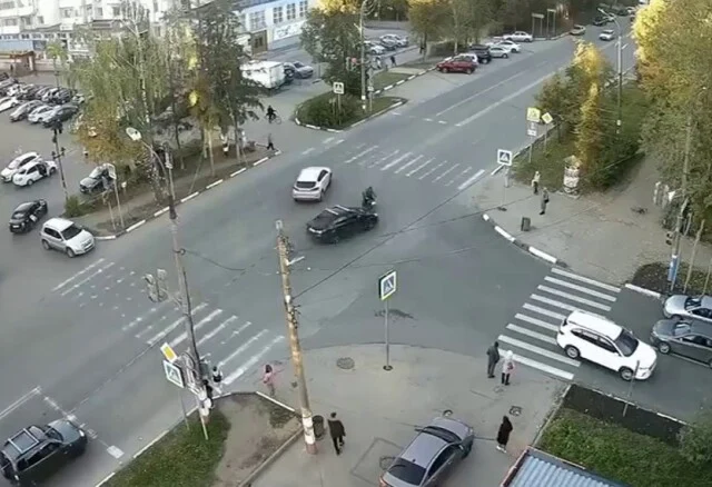  В Арзамасе водитель автомобиля проехал на красный и сбил скутериста