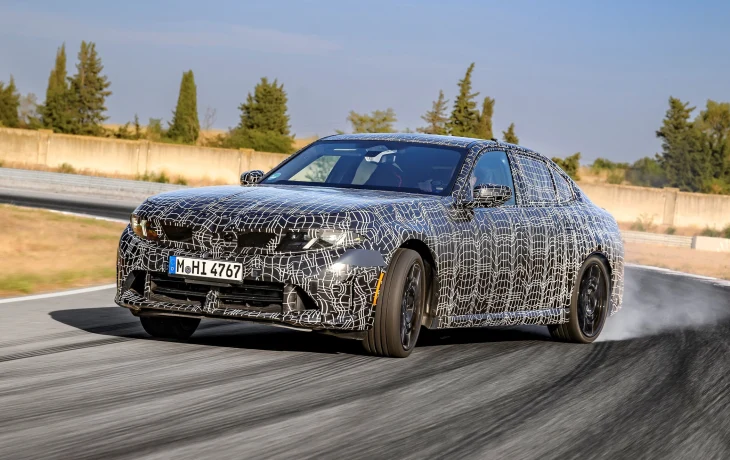 Новая бензиновая &laquo;трёшка&raquo; BMW готовится к премьере: дрифт-режим и дизайн в стиле i3