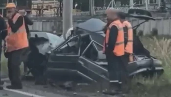 &laquo;Лада&raquo; врезалась в столб на улице Тэцевской в Казани