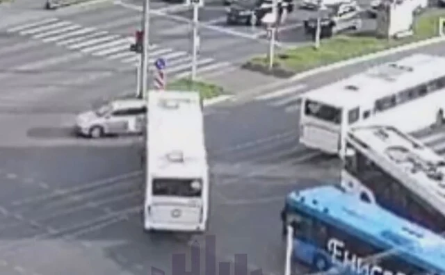  Оказался между несколькими автобусами: камера запечатлела момент ДТП на перекрестке в Красноярск