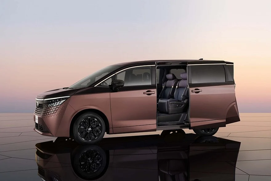 Стандартный новый Nissan Elgrand, предсерийный образец