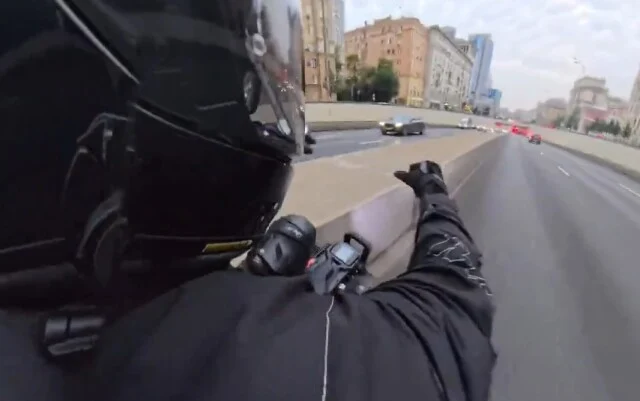  Моноколесо сдуло ветром на Садовом кольце в Москве