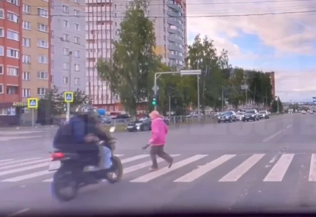  «Переходила дорогу на красный»: подросток на мотоцикле сбил пожилую женщину на улице Ленина в Ки