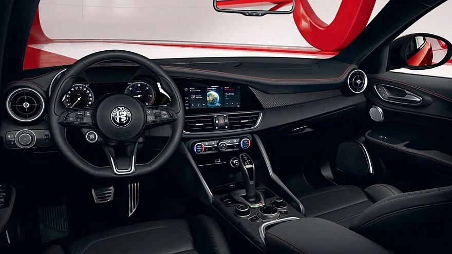 На фото: салон Alfa Romeo Giulia с пакетом Performance Pack