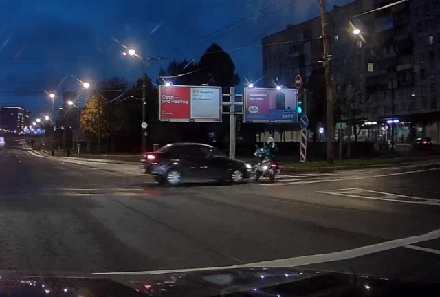  В Петербурге автомобиль сбил мотоциклиста, который проезжал перекресток на красный