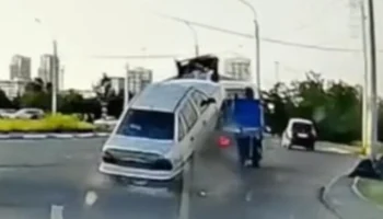 	«Не довёз до штрафстоянки»: автомобиль выпал из эвакуатора на перекрестке в Красноярске