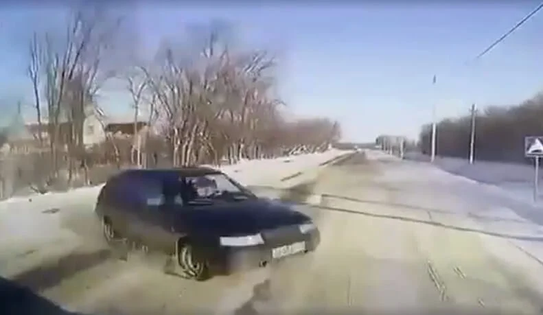  «Не справилась с управлением»: «Лада» под управлением женщины столкнулась с грузовиком в Воронеж