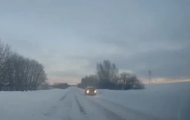  &laquo;Выкинуло на ровном месте&raquo;: автомобиль занесло на зимней дороге под Нижним Новгородом