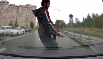  Кто виноват? В Петербурге автомобиль сбил самокатчика