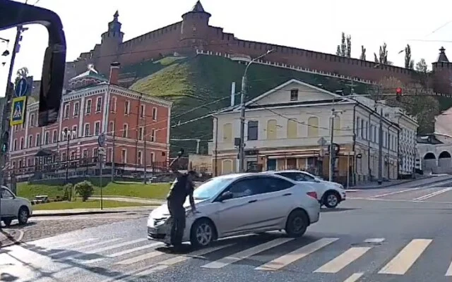  &laquo;Поднялся и пошел&raquo;: автомобиль сбил пешехода в Нижнем Новгороде