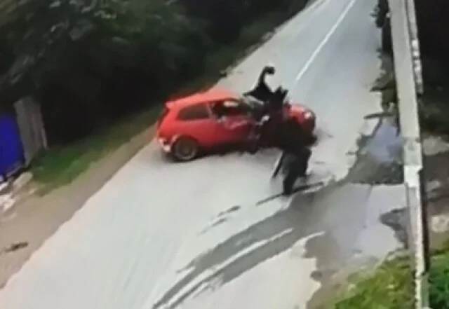  В Абакане водитель автомобиля не уступил дорогу подросткам на мотоциклах