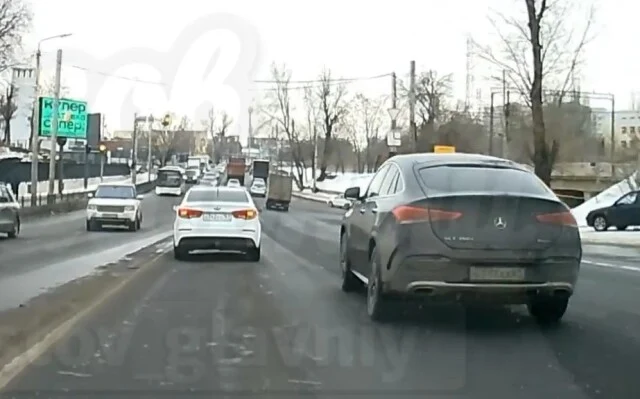  В Ростове водитель &laquo;Мерседеса&raquo; выехал на перекресток на красный и протаранил два автомобиля