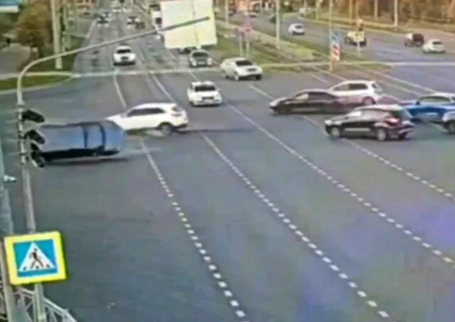 «Пыталась проехать на мигающий зелёный»: автомобиль перевернулся в результате ДТП в Казани