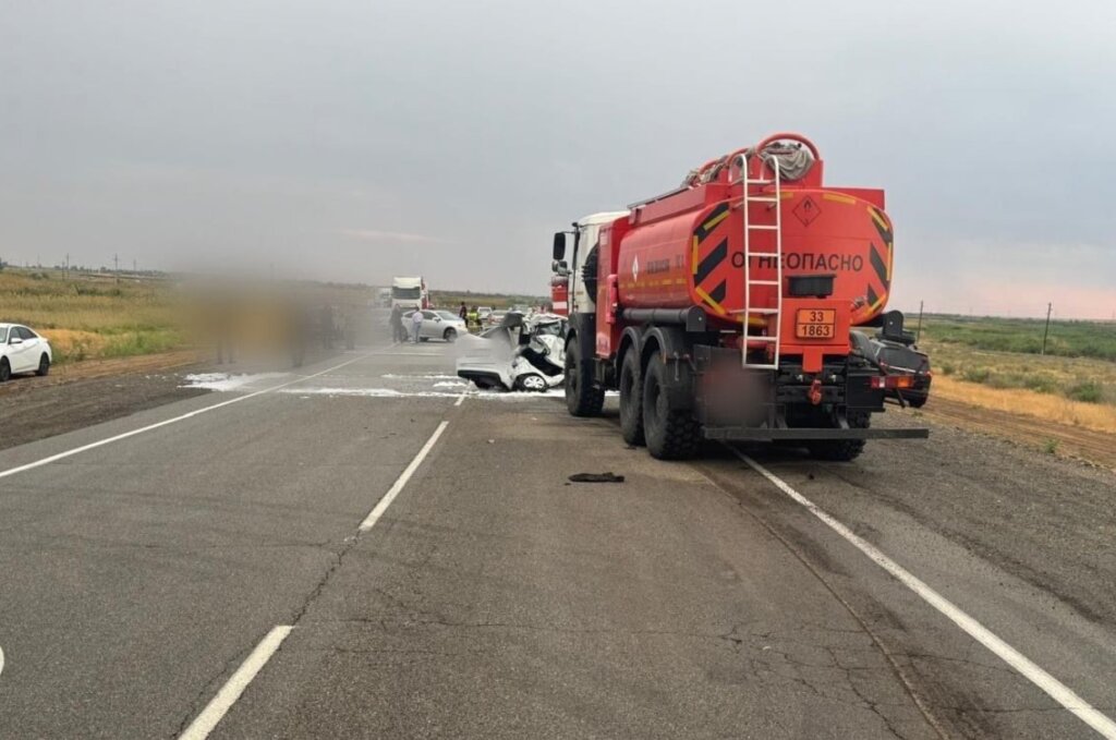 Троей полицейских погибли в ДТП с бензовозом в Астраханской области