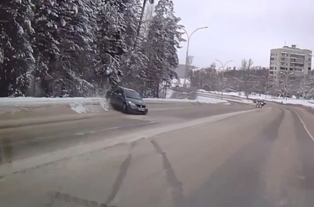  &laquo;Не вписался в поворот&raquo;: автомобиль вынесло на встречную полосу в Сарове