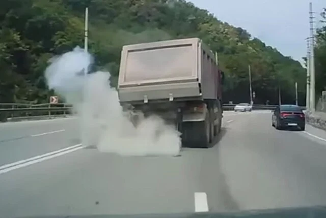 «На волоске от смерти»: на трассе Симферополь &#8212; Алушта у самосвала на ходу взорвалось коле