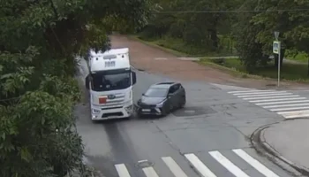  В Красном Селе Geely при выезде со второстепенной протаранил бензовоз