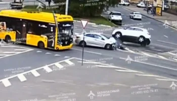  Автомобиль перевернулся на Юбилейной площади в Ярославле