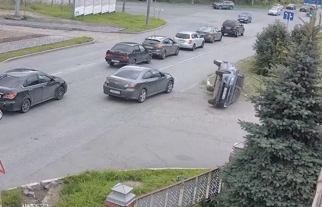 Автомобиль опрокинулся в результате ДТП в Нижнем Тагиле