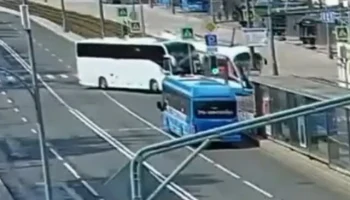  Туристический автобус врезался в трамвай в районе ВДНХ Москве