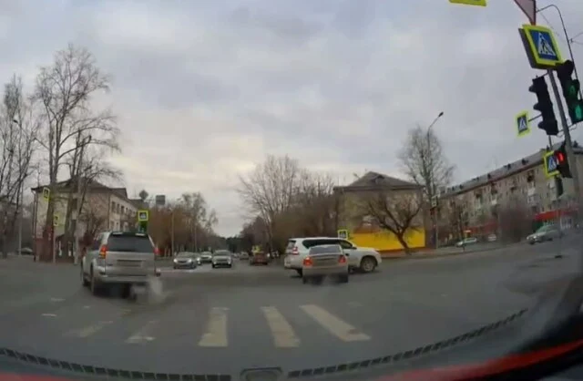  В Тюмени Toyota Land Cruiser Prado пролетал перекресток на красный и столкнулся с «Фордом»