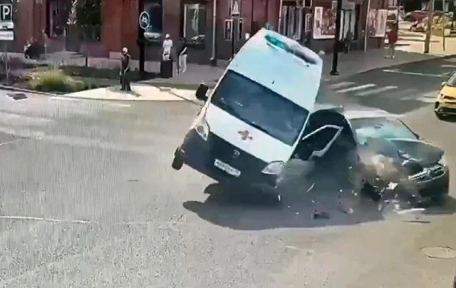  Скорая опрокинулась в результате ДТП на перекрестке в Череповце