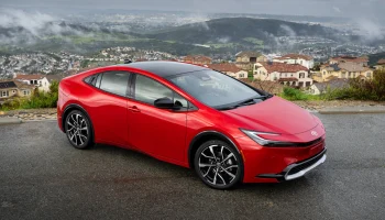 Toyota освежила Prius и хэтчбек Corolla: скромные обновки и подорожание