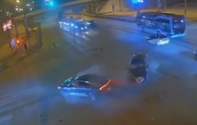  Два автомобиля столкнулись на перекрестке в Екатеринбурге