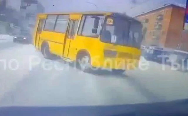  В Туве водитель школьного автобуса спровоцировал ДТП