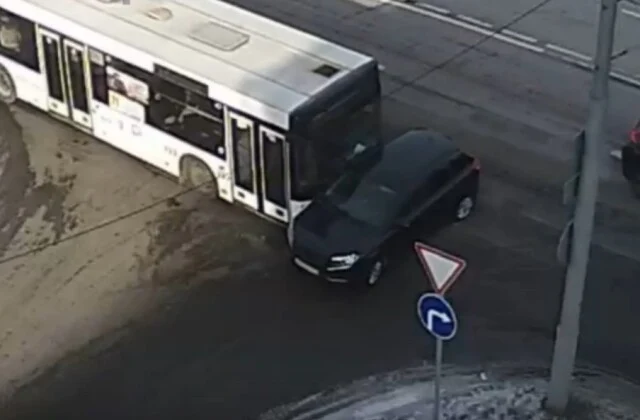  В Красноярске водитель легкового автомобиля пытался повернуть направо и не заметил автобус