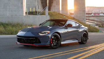 Обновлённый Nissan Z: ретро-передок в &laquo;базе&raquo;, версия Nismo с МКП и тормозами от GT-R