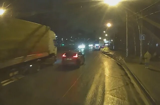  ДТП на Таллинском шоссе: фура подмяла под себя кроссовер и вытолкнула его на встречную