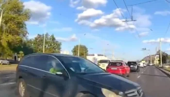  &laquo;Не предоставил преимущество&raquo;: Toyota и Mercedes столкнулись на Партизанском проспекте в Минске