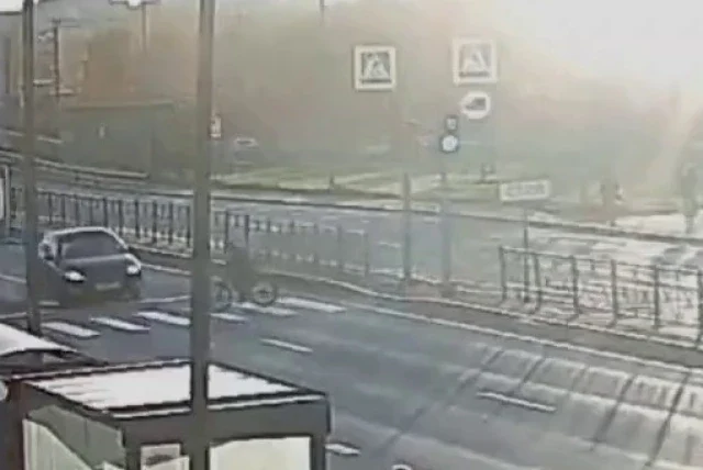  В Петербурге автомобиль сбил 10-летнего велосипедиста, который пытался пересечь дорогу на красны