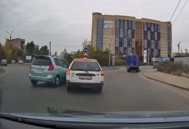  Два автомобиля столкнулись на кольце Жукова &#8212; Бульварная в Омске