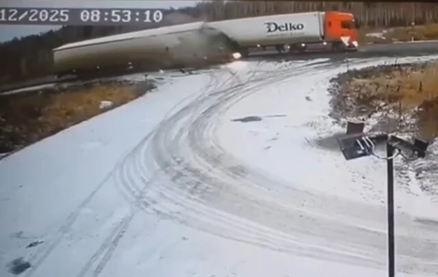  «Не выдержал безопасную дистанцию»: две фуры столкнулись на трассе «Иртыш»